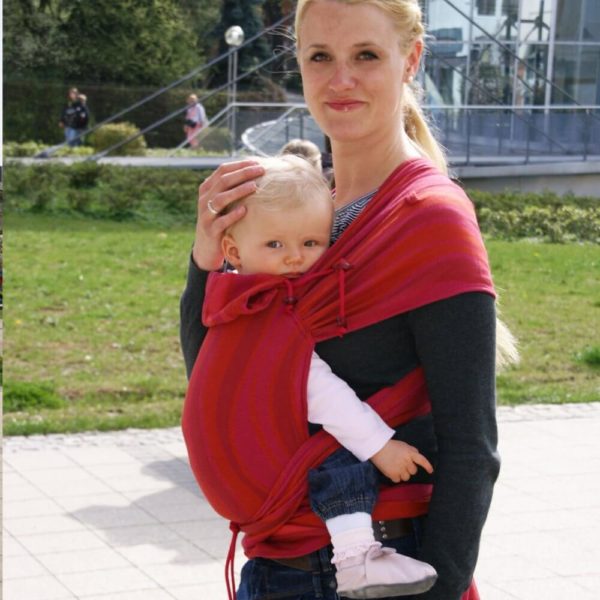 Lifestyle Bild blonde Mutter mit Zopf unterwegs mit Kleinkind in Didymos_DidyTai_Wellen Granat_4458_stamm_2