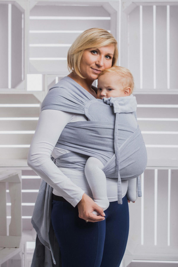 Lifestyle Bild blonde Mutter mit Kleinkind in lennylamb Babytrage WRAP-TAI herringbone-WT_TDDLR_LTTL_HRRNGBN_GR-5901769646490-4